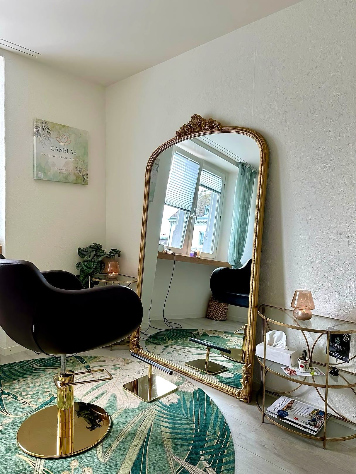 Goldgerahmter Spiegel und Stylingplatz im Canelas Natural Beauty Center, Rennweg 30, Zürich