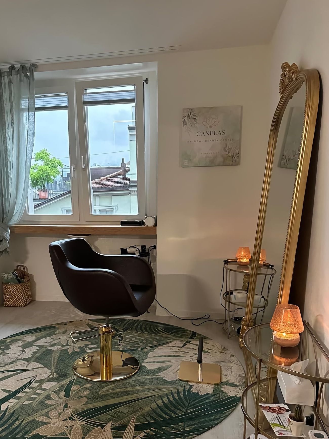 Styling station with armchair and golden mirror at Canelas Natural Beauty Center, Rennweg 30, Zurich