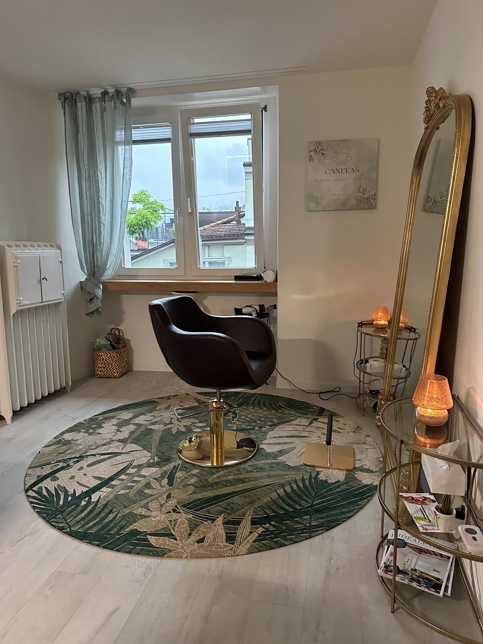 Stylingplatz mit Sessel und goldenem Spiegel im Canelas Natural Beauty Center, Rennweg 30, Zürich